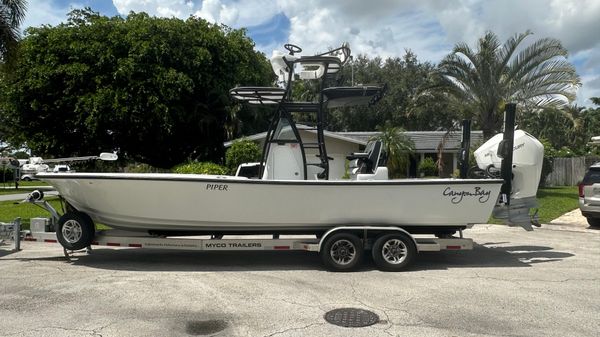 Canyon Bay 28 Hybrid 