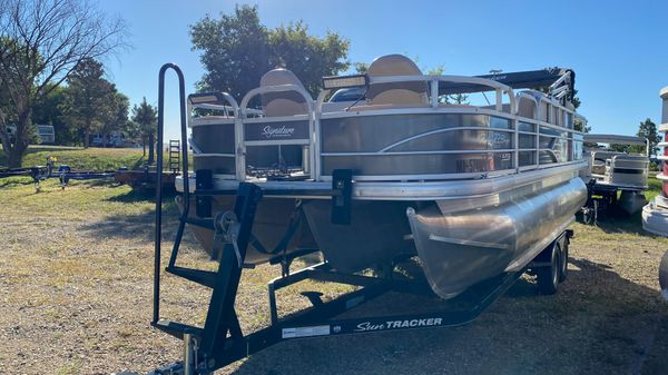 Sun Tracker Fishin' Barge 22 DLX XP3