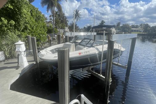 Sea Ray 230 SPX Outboard image