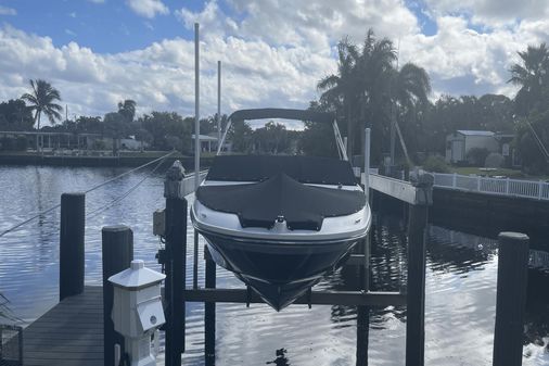 Sea Ray 230 SPX Outboard image