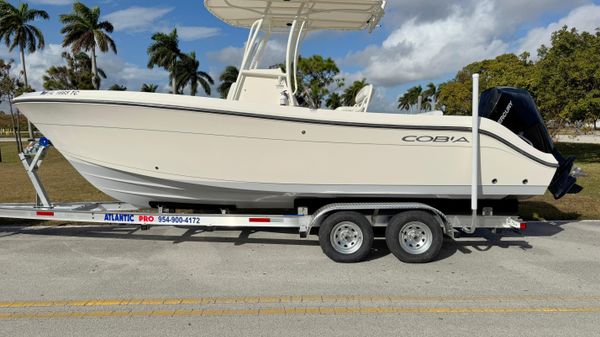 Cobia 237 Center Console 