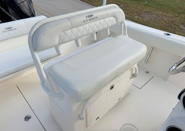 Cobia 237-CENTER-CONSOLE image