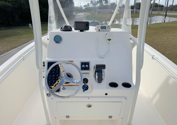 Cobia 237-CENTER-CONSOLE image