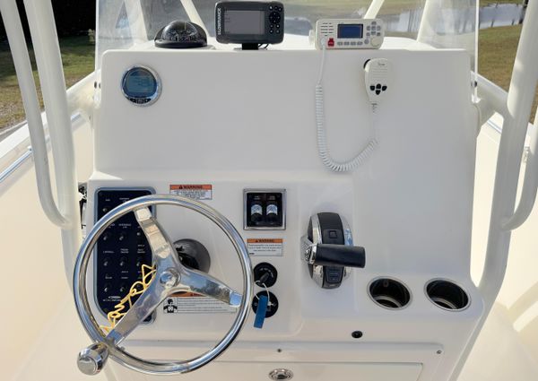 Cobia 237-CENTER-CONSOLE image