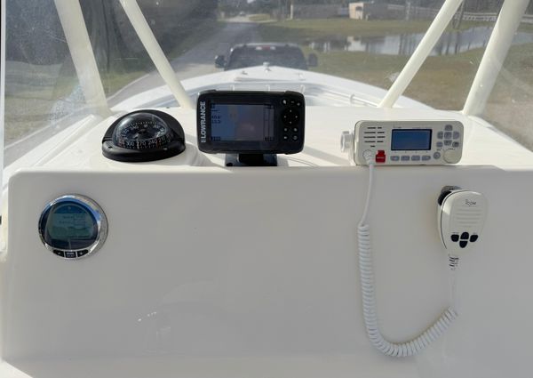 Cobia 237-CENTER-CONSOLE image