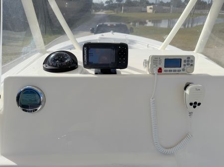 Cobia 237-CENTER-CONSOLE image