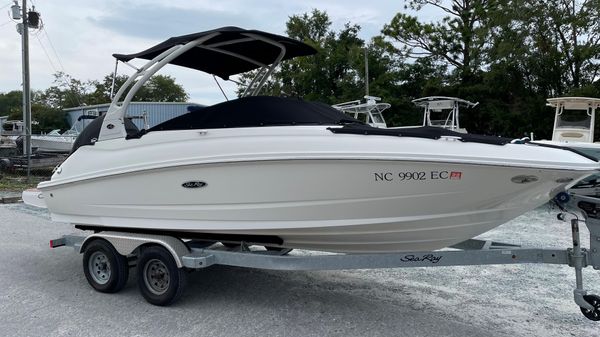 Sea Ray 220 Sundeck 