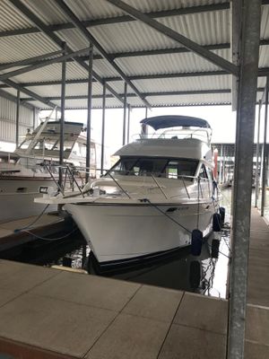 Bayliner 3988 Command Bridge Motoryacht - main image