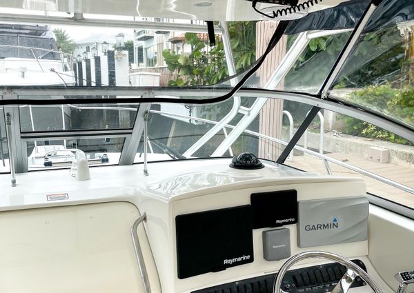 Boston Whaler 305 Conquest image