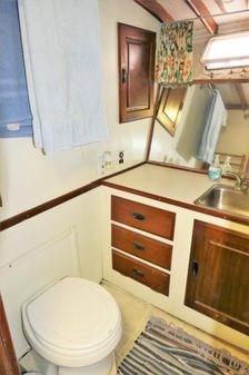 Luhrs 38 image