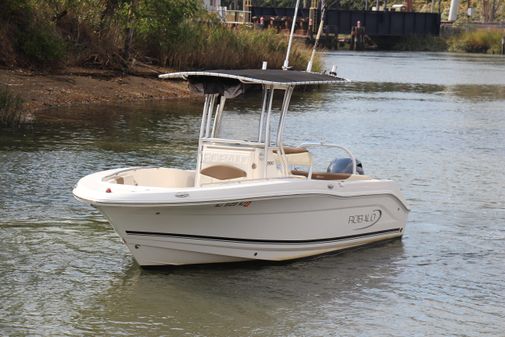 Robalo R200ES image