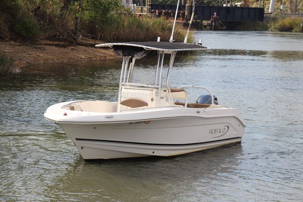 Robalo R200ES - main image