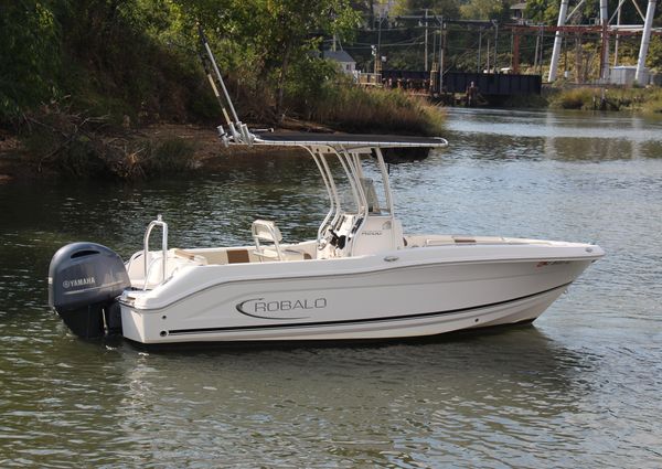 Robalo R200ES image