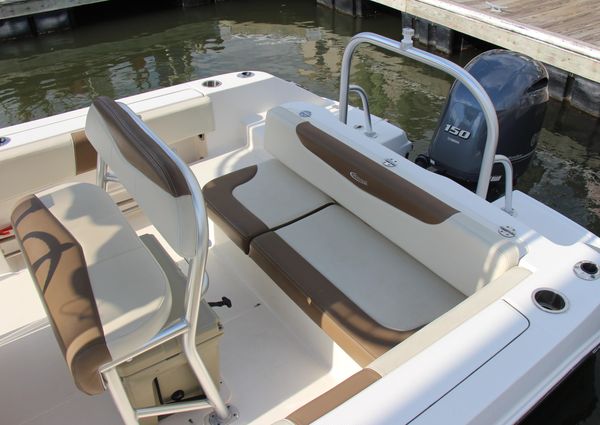 Robalo R200ES image