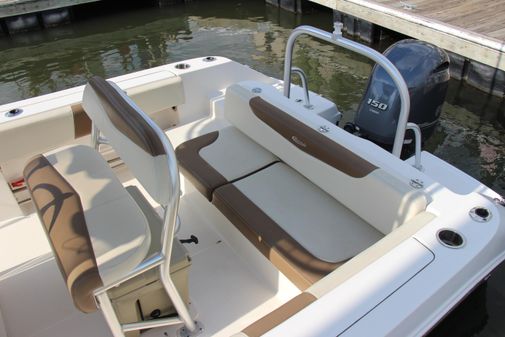 Robalo R200ES image