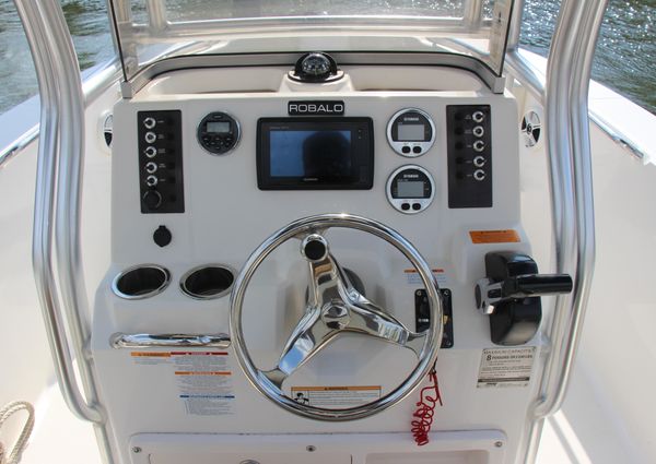 Robalo R200ES image