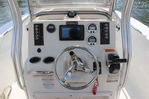 Robalo R200ES image