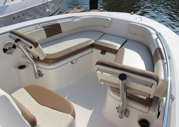 Robalo R200ES image