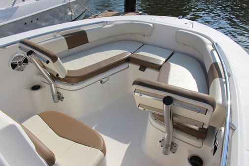 Robalo R200ES image