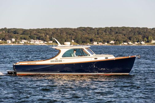 Hinckley Picnic Boat 34 MKII image