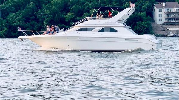 Sea Ray 440 Express Bridge