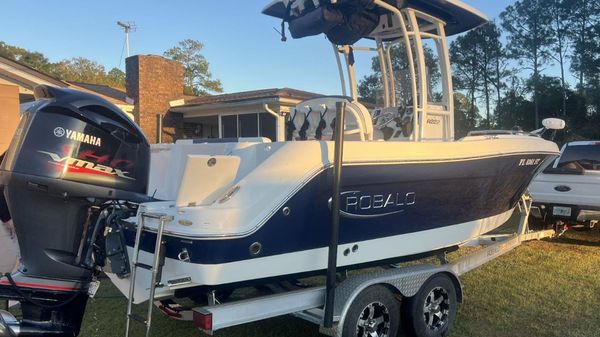 Robalo R222 Center Console 