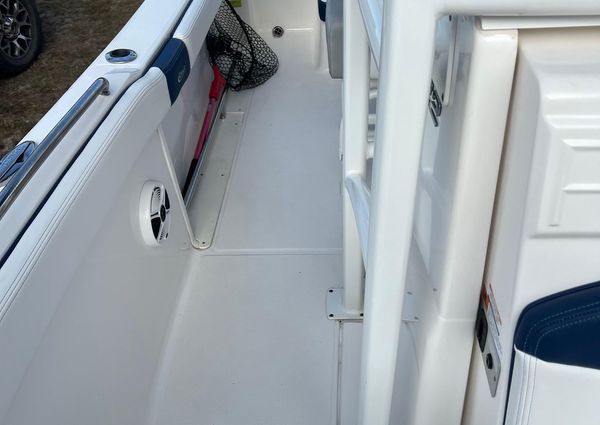 Robalo R222-CENTER-CONSOLE image