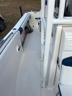 Robalo R222 Center Console image