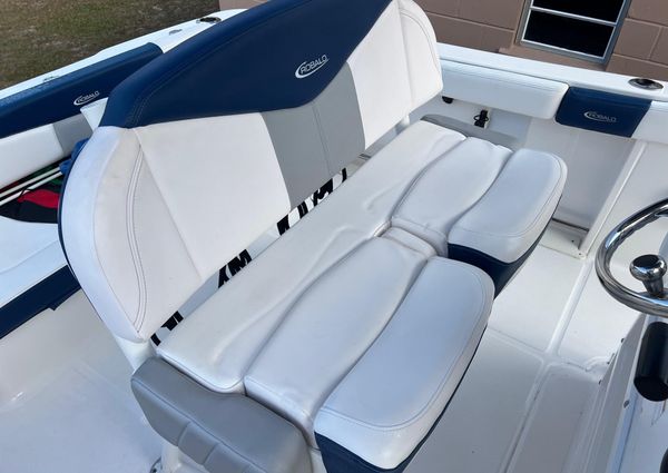 Robalo R222-CENTER-CONSOLE image