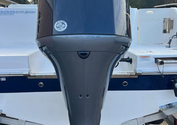 Robalo R222-CENTER-CONSOLE image