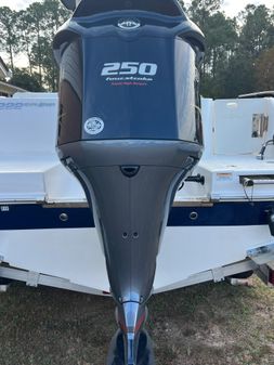 Robalo R222 Center Console image