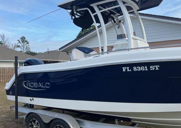 Robalo R222-CENTER-CONSOLE image