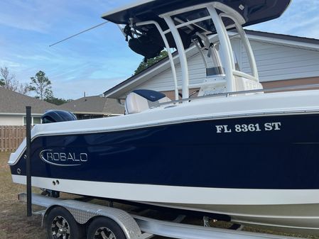 Robalo R222 Center Console image