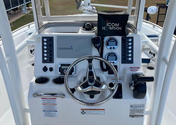 Robalo R222-CENTER-CONSOLE image