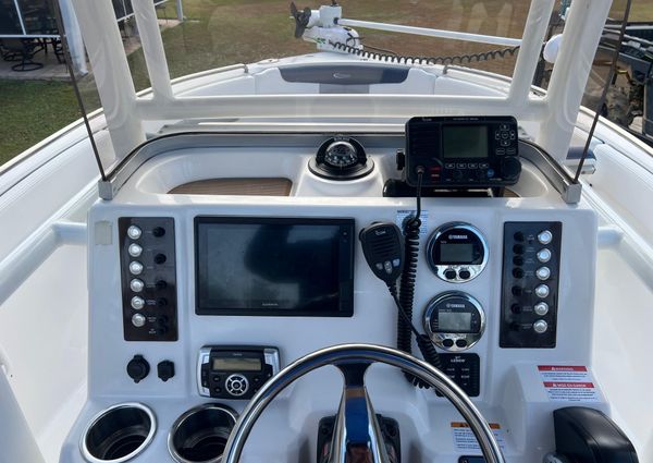 Robalo R222-CENTER-CONSOLE image