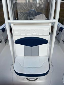 Robalo R222 Center Console image