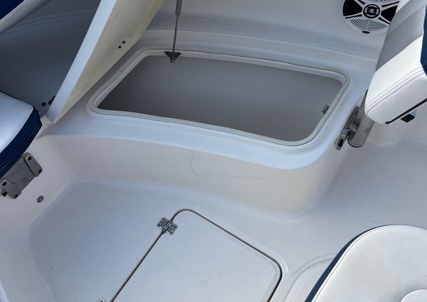 Robalo R222-CENTER-CONSOLE image