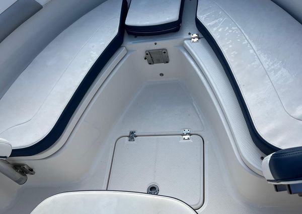 Robalo R222-CENTER-CONSOLE image