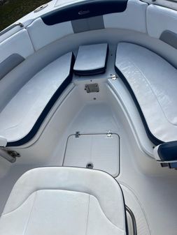 Robalo R222 Center Console image