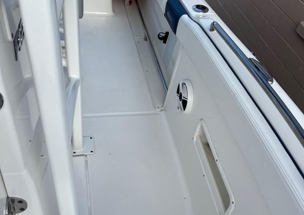 Robalo R222-CENTER-CONSOLE image