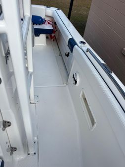 Robalo R222 Center Console image