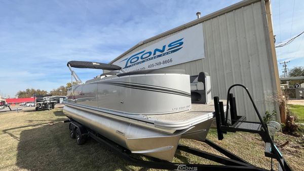 Tahoe Pontoon LTZ Entertainer 