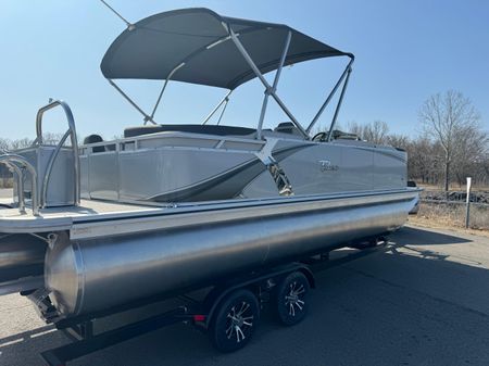 Tahoe Pontoon LTZ Entertainer image