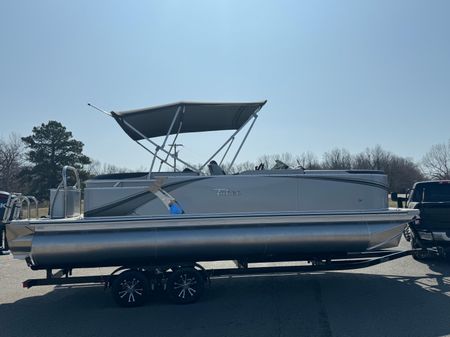 Tahoe Pontoon LTZ Entertainer image