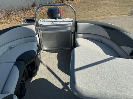 Tahoe Pontoon LTZ Entertainer image