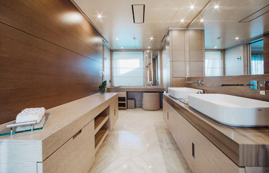 Benetti 132 image