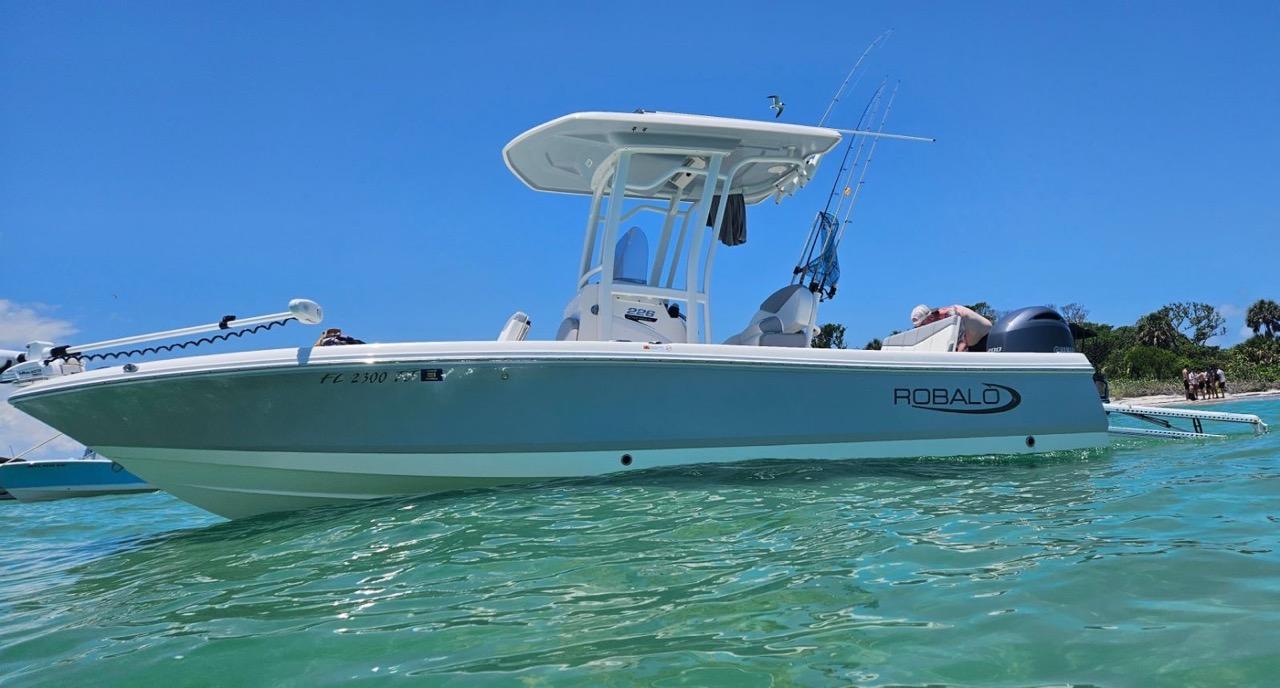 2022 Robalo 226 cayman