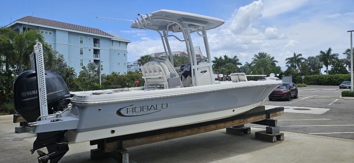 2022 Robalo 226 cayman