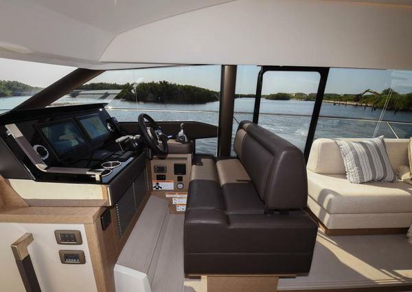 Prestige 520 Flybridge image