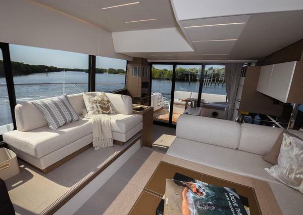 Prestige 520 Flybridge image